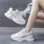 Los tenis más cómodos que verás por todas partes con pantalones de colores en otoño 2026